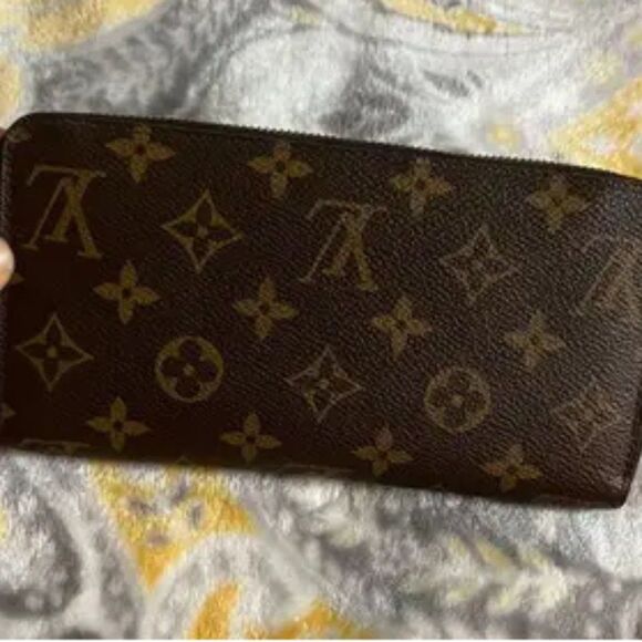 Louis Vuitton Monogram Zippy Wallet - Picture 1 of 10